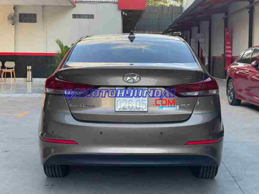 Cần bán gấp xe Hyundai Elantra 2.0 AT 2017 màu Nâu