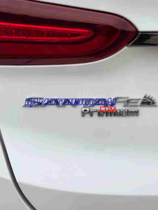 Cần bán gấp xe Hyundai SantaFe Premium 2.4L HTRAC 2019 màu Trắng