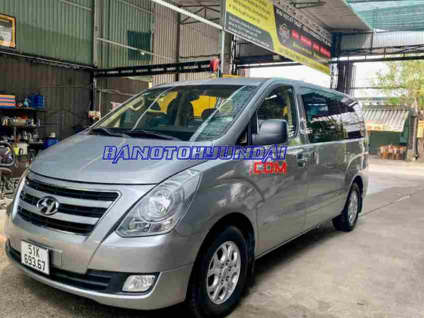 Cần bán gấp Hyundai Grand Starex 2.4 AT đời 2017, màu Ghi