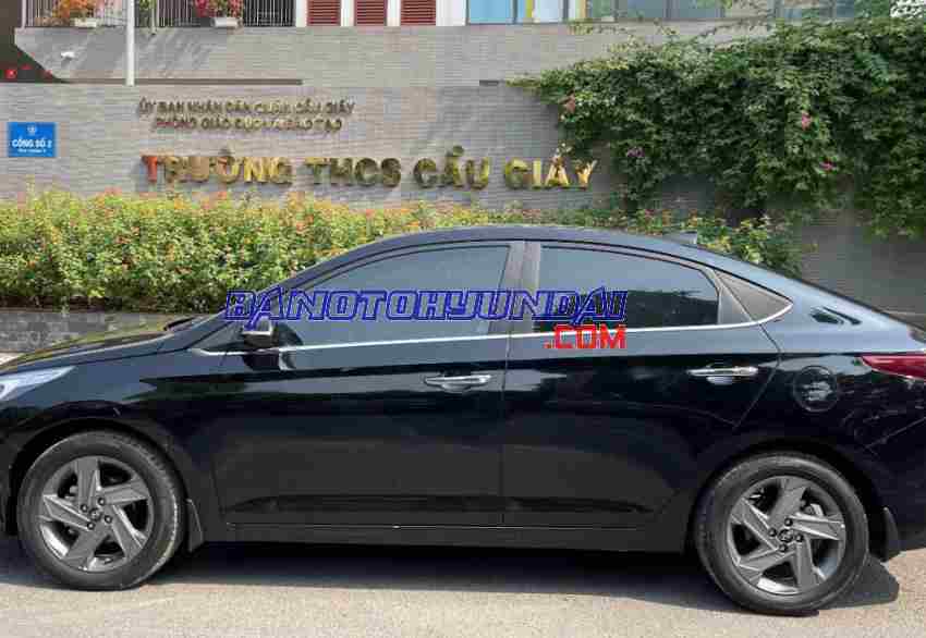 Cần bán gấp xe Hyundai Accent 1.4 AT Đặc Biệt năm 2021, màu Đen, Số tự động