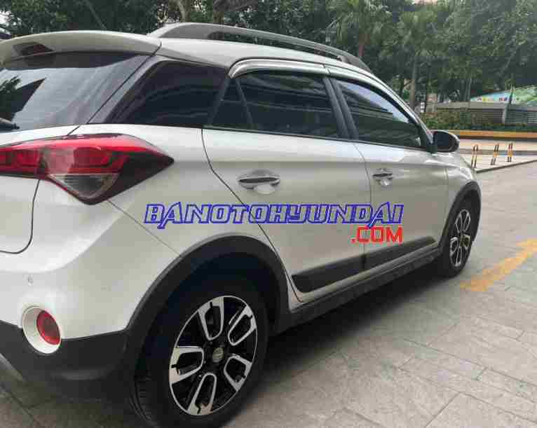 Cần bán gấp Hyundai i20 Active 1.4 AT đời 2017, màu Trắng