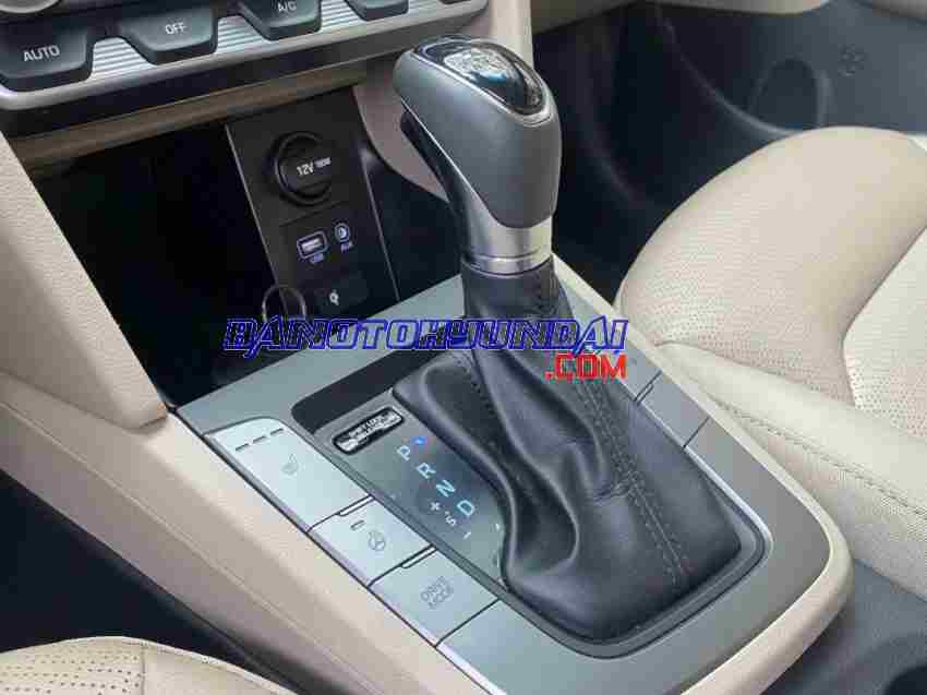 Cần bán xe Hyundai Elantra 2.0 AT 2019 Số tự động màu Đen