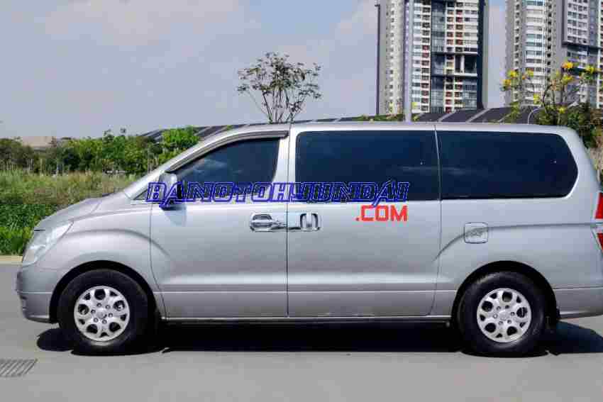 Cần bán gấp xe Hyundai Grand Starex 2.5 MT 2013 màu Bạc