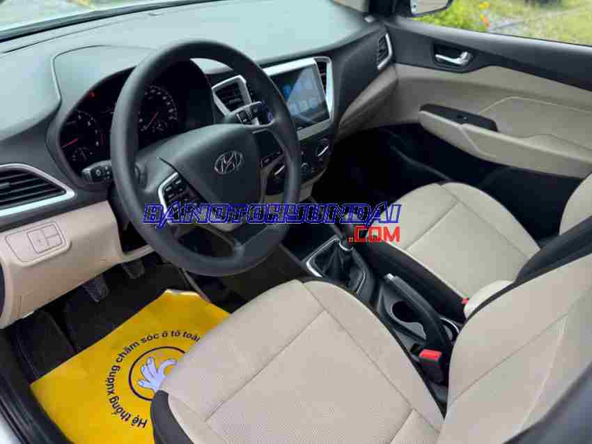 Cần bán gấp xe Hyundai Accent 1.4 MT Tiêu Chuẩn năm 2021, màu Trắng, Số tay