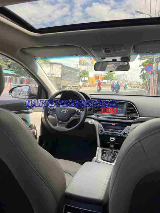 Cần bán gấp xe Hyundai Elantra 1.6 AT 2017 màu Nâu
