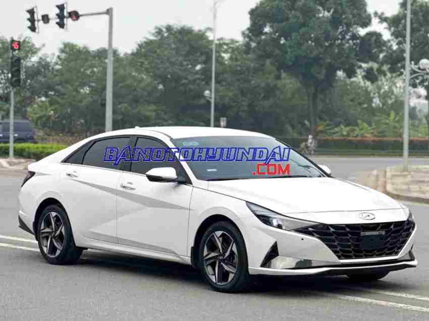 Cần bán gấp xe Hyundai Elantra 2.0 AT Cao cấp năm 2023, màu Trắng, Số tự động