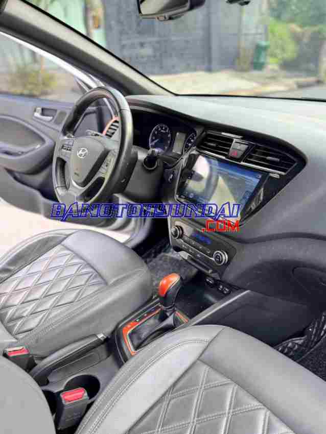 Cần bán gấp xe Hyundai i20 Active 1.4 AT 2015 màu Bạc