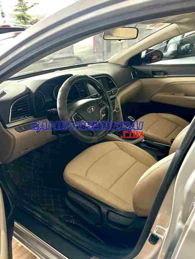 Cần bán xe Hyundai Elantra 1.6 MT màu Bạc 2019