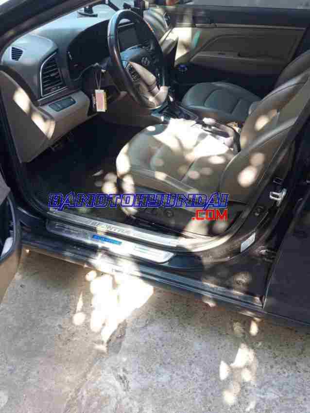 Cần bán Hyundai Elantra 2.0 AT 2017 - Số tự động